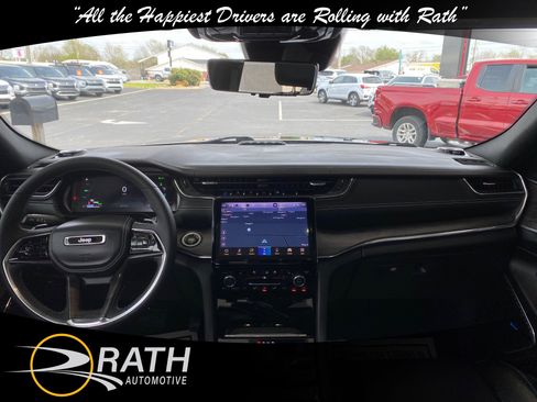 Used 2022 Jeep Grand Cherokee Overland w/ Luxury Tech Group IV AWD/4WD image 19
