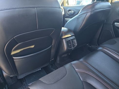 Used 2018 Jeep Cherokee Trailhawk AWD/4WD image 18