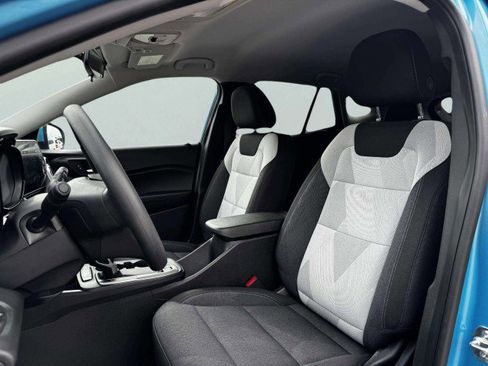 Used 2025 Chevrolet Trax LS w/ LS Convenience Package image 19