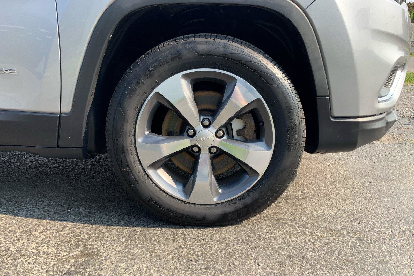 Used 2019 Jeep Cherokee Limited AWD/4WD image 25