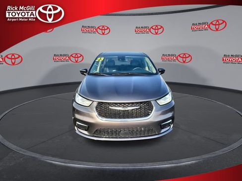Used 2023 Chrysler Pacifica Touring-L FWD image 3