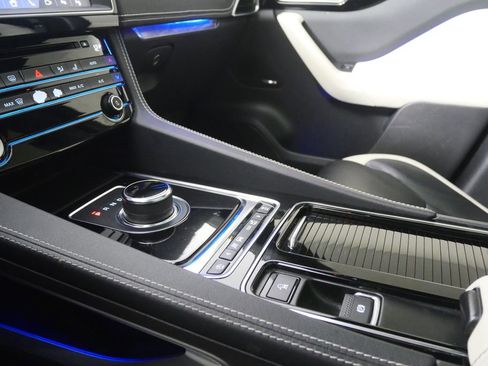 Used 2019 Jaguar F-PACE S image 24