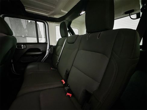 Used 2019 Jeep Wrangler Unlimited Sahara image 23