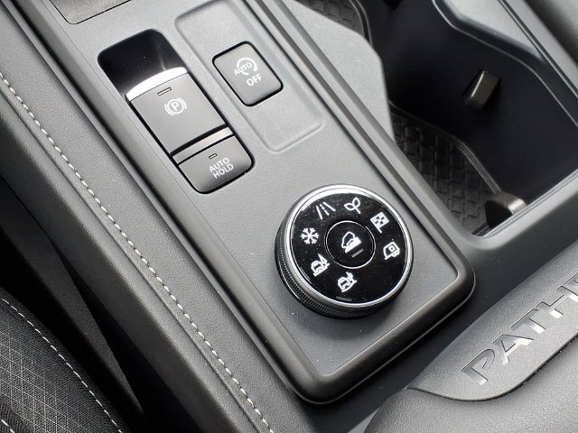 Used 2025 Nissan Pathfinder S AWD/4WD image 12