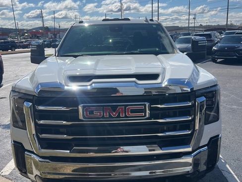 Used 2025 GMC Sierra 3500 SLT w/ SLT Convenience Package image 3