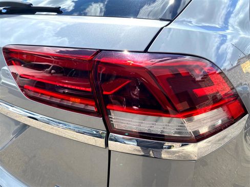 Used 2021 Volkswagen Atlas Cross Sport SE image 19