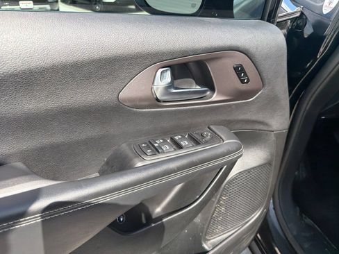 Used 2025 Chrysler Pacifica Select FWD image 17