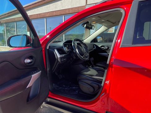 Used 2017 Jeep Cherokee Trailhawk w/ Cold Weather Group image 12