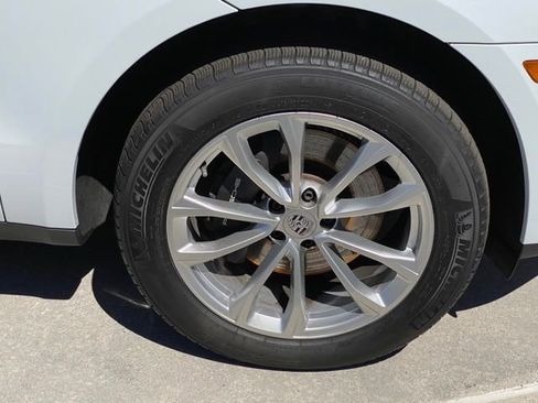 Certified 2025 Porsche Macan AWD/4WD image 30