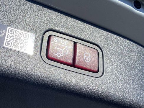 Used 2025 Mercedes-Benz GLC 300 4MATIC image 11
