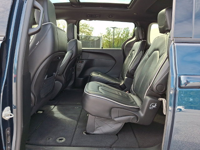 Used 2025 Chrysler Pacifica Limited FWD image 12
