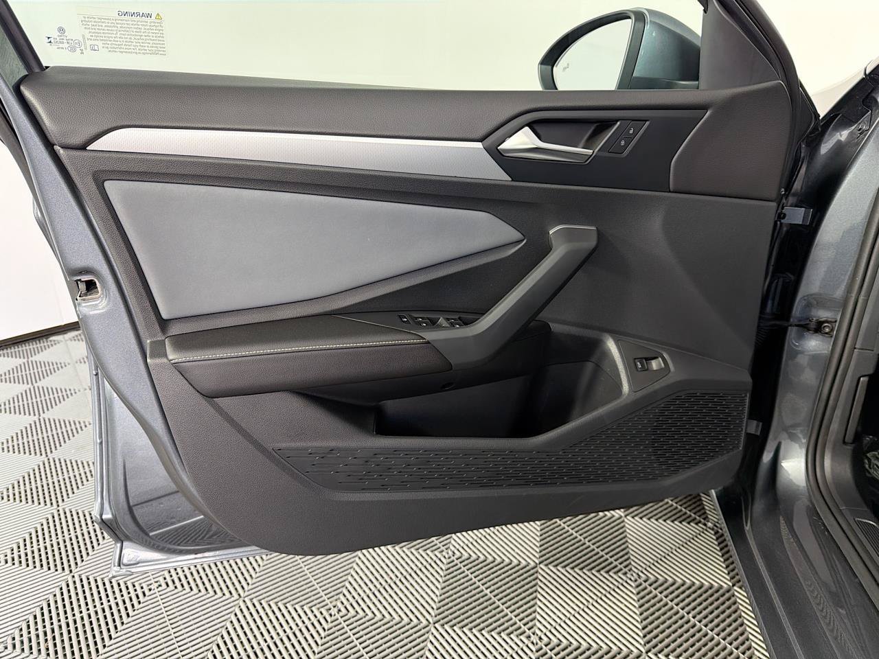 Used 2025 Volkswagen Jetta SE FWD image 20