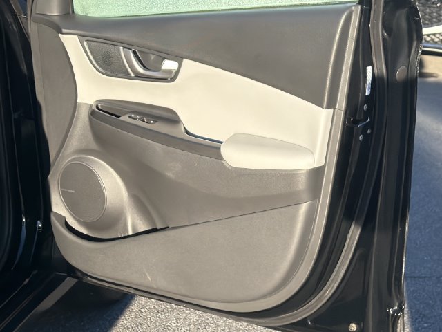 Used 2023 Hyundai Kona Limited FWD image 17