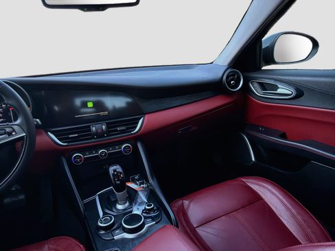 Used 2019 Alfa Romeo Giulia w/ Quick Order Package 22K Sport RWD image 21