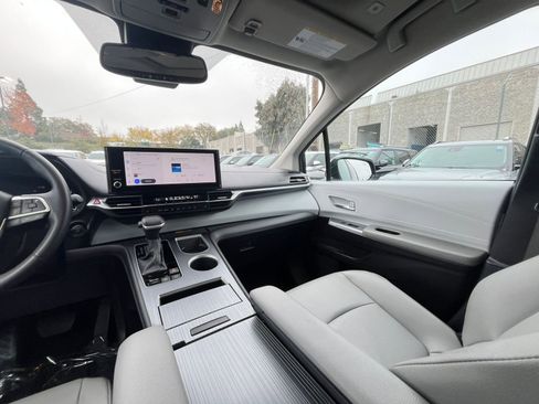 Used 2025 Toyota Sienna XLE image 37