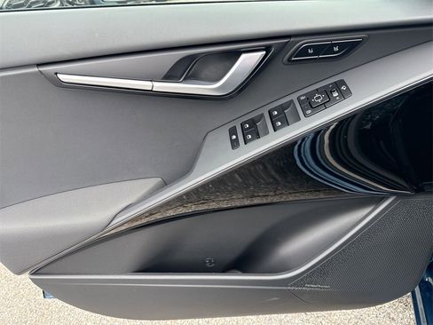 Used 2024 Kia Niro SX Touring image 15