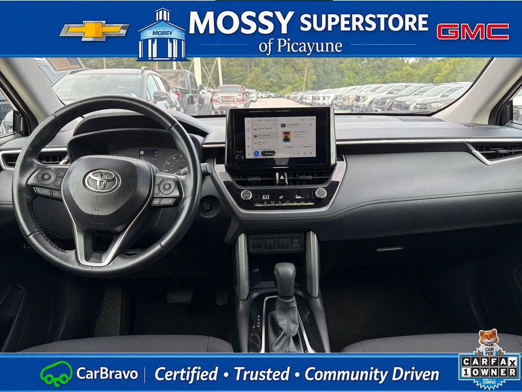 Used 2025 Toyota Corolla Cross LE FWD image 14