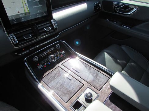 Used 2019 Lincoln Navigator L Reserve image 22