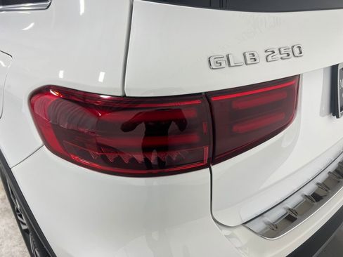 Used 2025 Mercedes-Benz GLB 250 4MATIC image 13