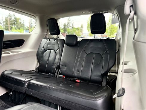 Used 2022 Chrysler Pacifica Touring-L w/ Uconnect Theater Family Group FWD image 14