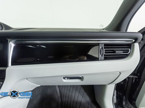 Used 2024 Porsche Macan AWD/4WD image 46