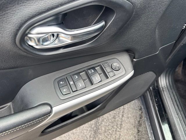 Used 2018 Jeep Cherokee Latitude Plus w/ Cold Weather Group AWD/4WD image 8