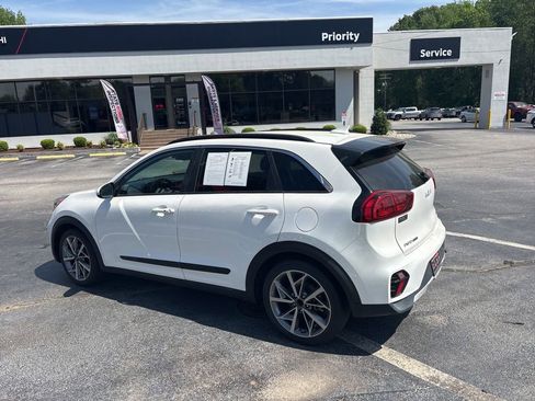 Used 2022 Kia Niro Touring Special Edition FWD image 5