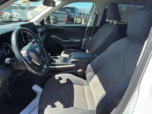 Used 2024 Toyota Highlander LE FWD image 17
