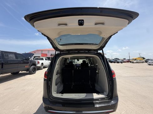Used 2024 Chrysler Pacifica Touring-L FWD image 3