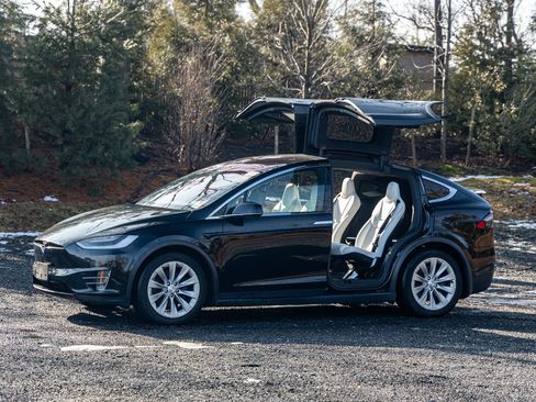 Used 2018 Tesla Model X 75D image 3