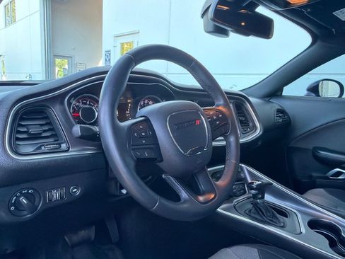 Used 2015 Dodge Challenger SXT RWD image 9