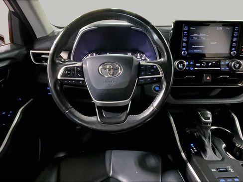Used 2022 Toyota Highlander XLE AWD/4WD image 6
