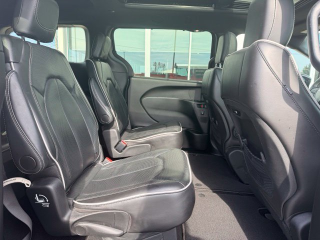 Used 2025 Chrysler Pacifica Limited FWD image 16