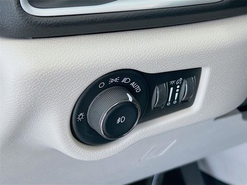 Used 2024 Chrysler Pacifica Touring-L image 14