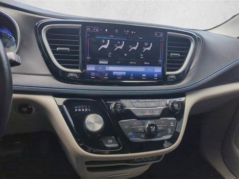 Used 2021 Chrysler Pacifica Touring-L image 10