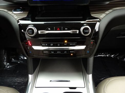 Used 2022 Ford Explorer Limited w/ Equipment Group 301A image 24