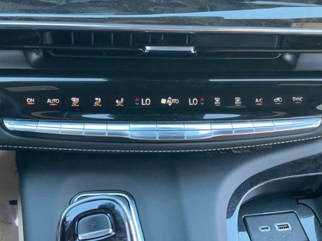Used 2023 Cadillac Escalade Premium Luxury w/ Performance Package AWD/4WD image 30