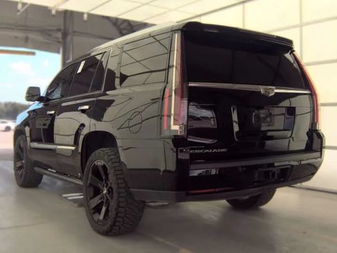 Used 2018 Cadillac Escalade Premium Luxury AWD/4WD image 3