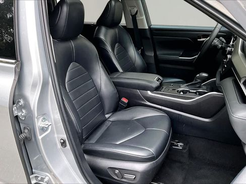 Used 2022 Toyota Highlander XLE FWD image 9