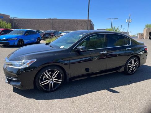 Used 2017 Honda Accord Touring image 1
