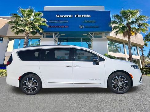 New 2026 Chrysler Pacifica Pinnacle w/ Trailer Tow Group AWD/4WD image 4