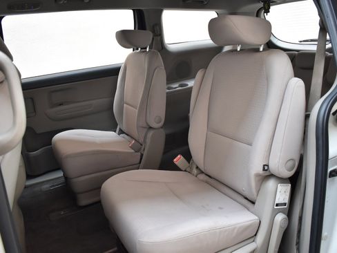 Used 2018 Kia Sedona L FWD image 18