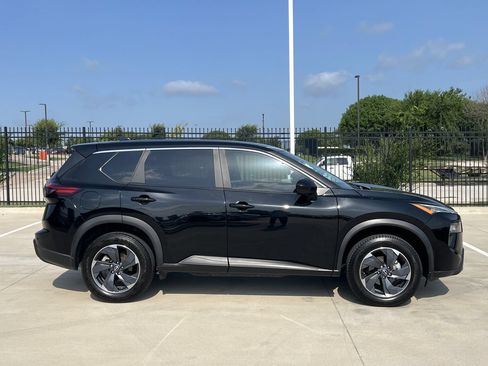 Used 2024 Nissan Rogue SV FWD image 3