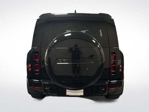 Used 2025 Land Rover Defender 110 X-Dynamic SE AWD/4WD image 4