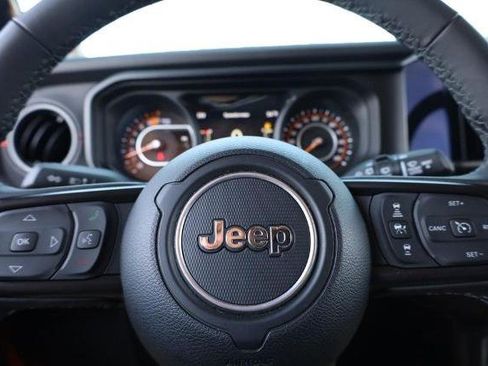 Used 2025 Jeep Wrangler Unlimited Rubicon image 9