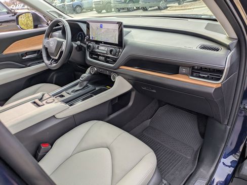 Used 2025 Toyota Grand Highlander AWD Hybrid image 36