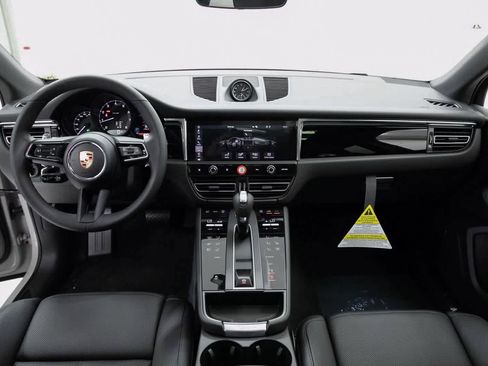 Certified 2025 Porsche Macan image 13