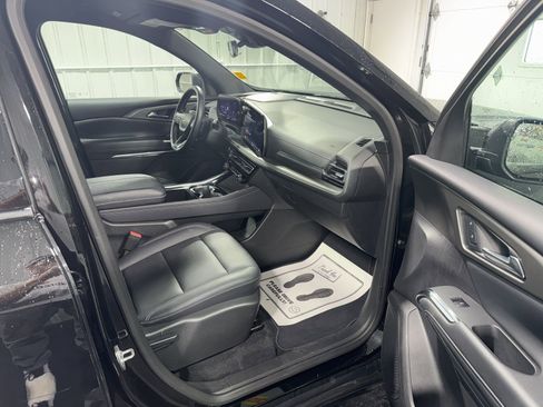 Used 2025 Chevrolet Traverse LT image 10