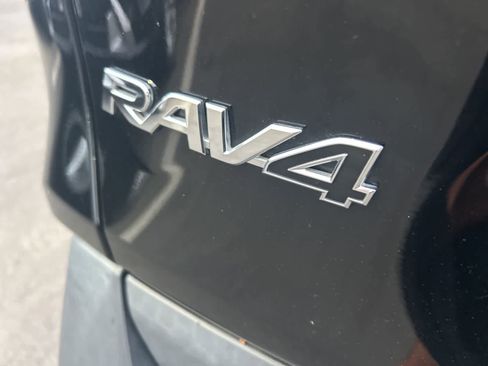 Used 2021 Toyota RAV4 XLE w/ Convenience Package image 18