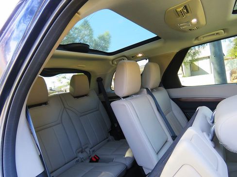 Used 2018 Land Rover Discovery HSE image 19